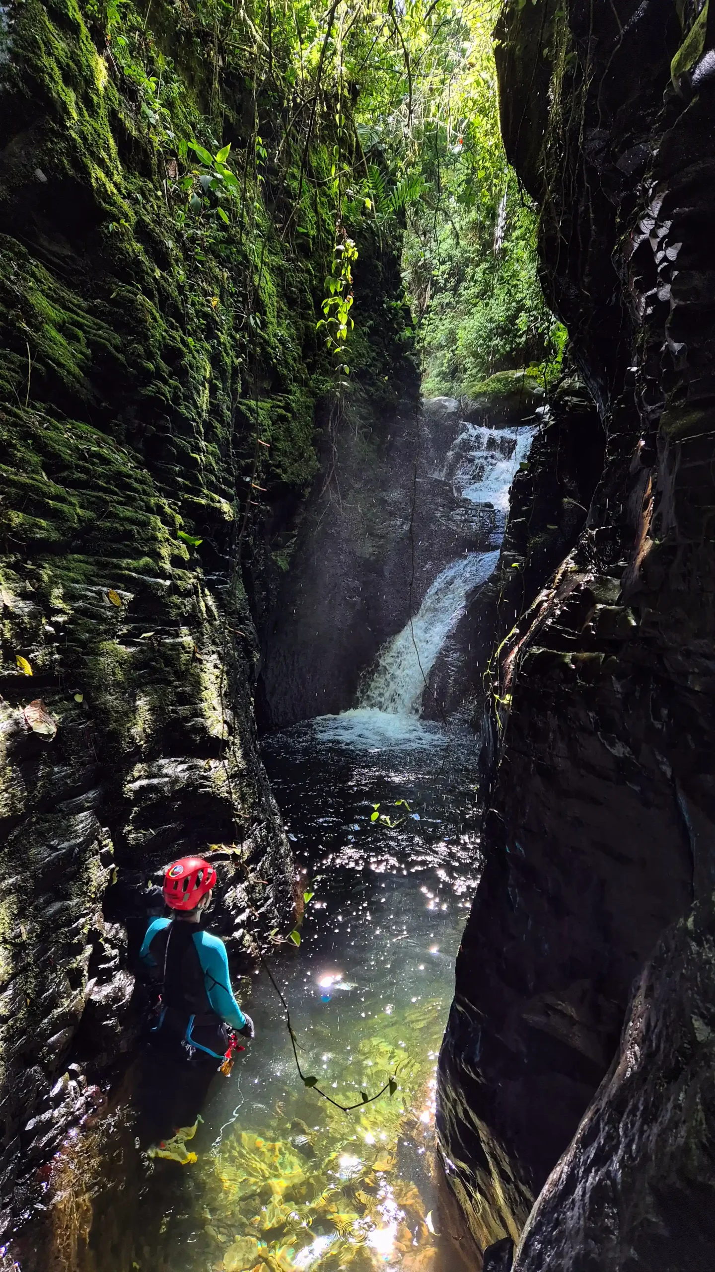 Las Trillizas canyoning rappel, Santa Cruz de Turrialba