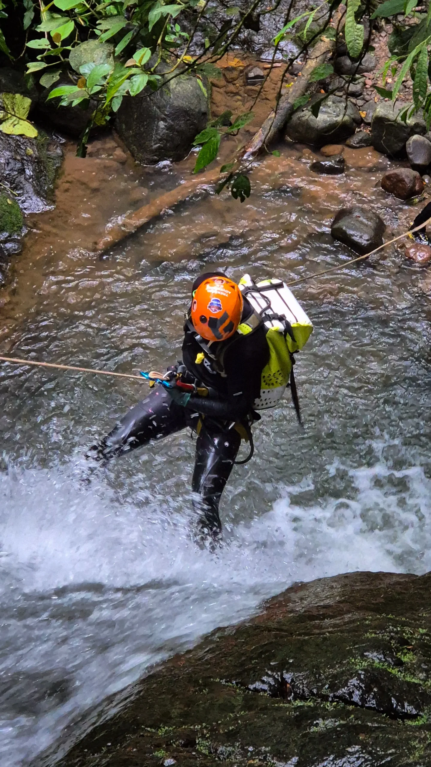 El Silencio canyoning rappel, Turrialba