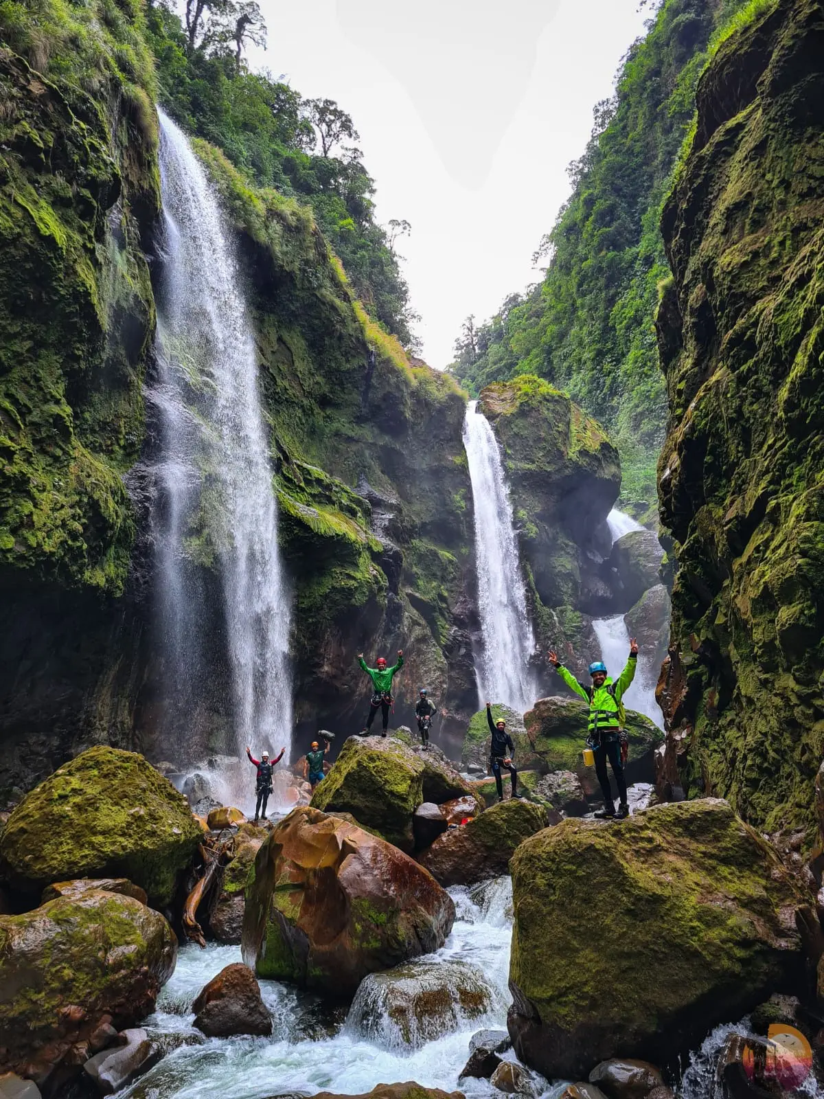Gata Fiera canyoning rappel, Bajos del Toro