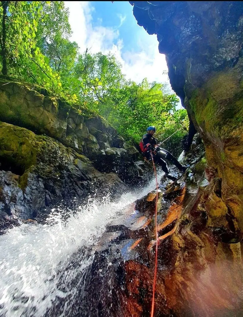 Tesoro Escondido canyoning rappel, Bajos del Toro
